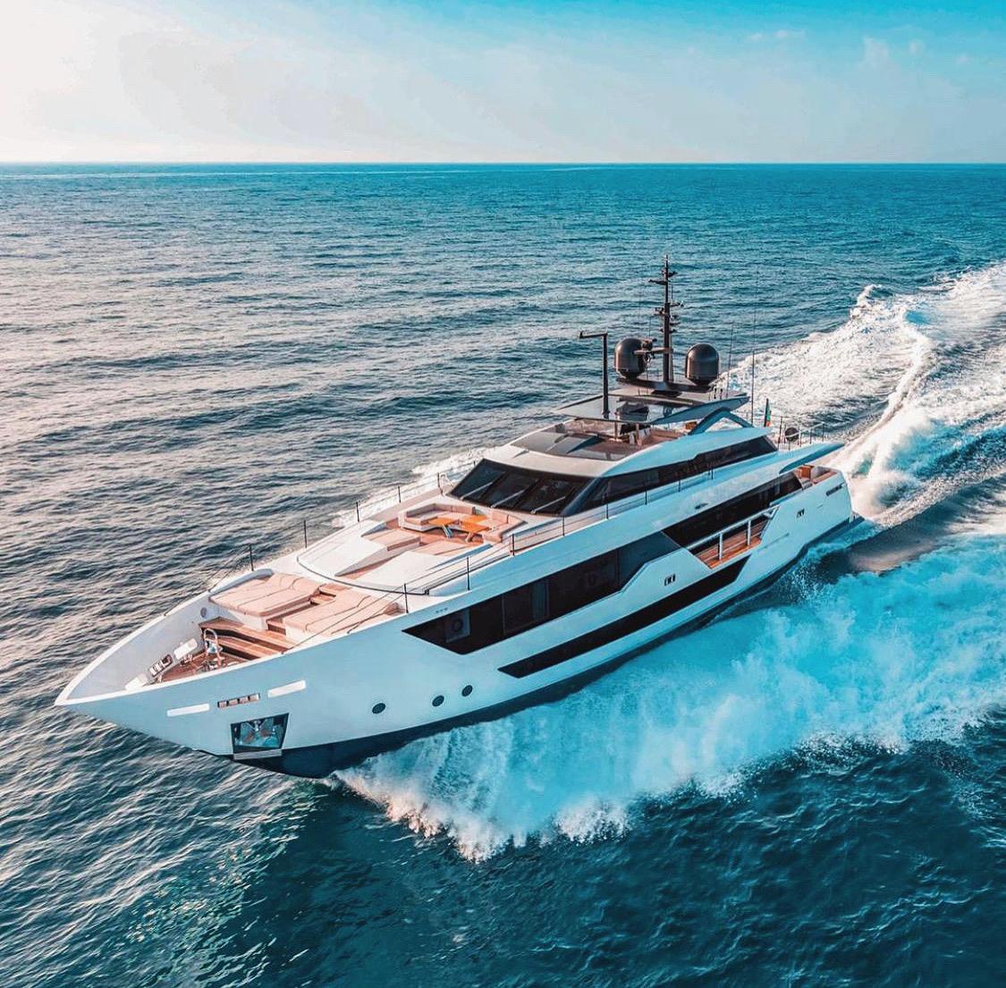 yacht rental dubai evaliyachts